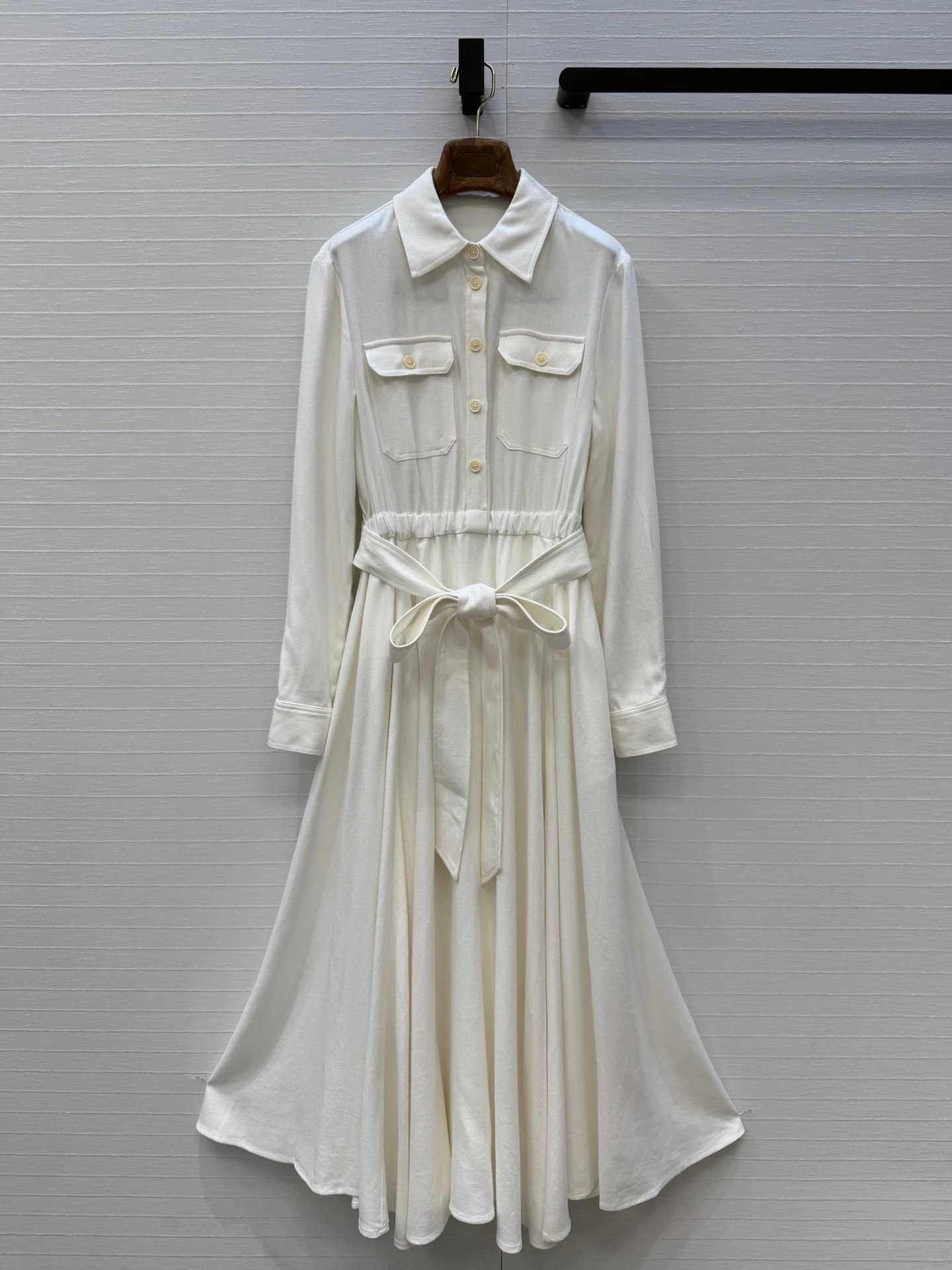 I strongly recommend L * p's new product, which has a South French style and atmosphere. Wear it in a linen dress! Shirt style lapel+classic lace up waist cinching silhouette, elegant and intellectual upper body, versatile and not picky, full of simplicity and luxury
