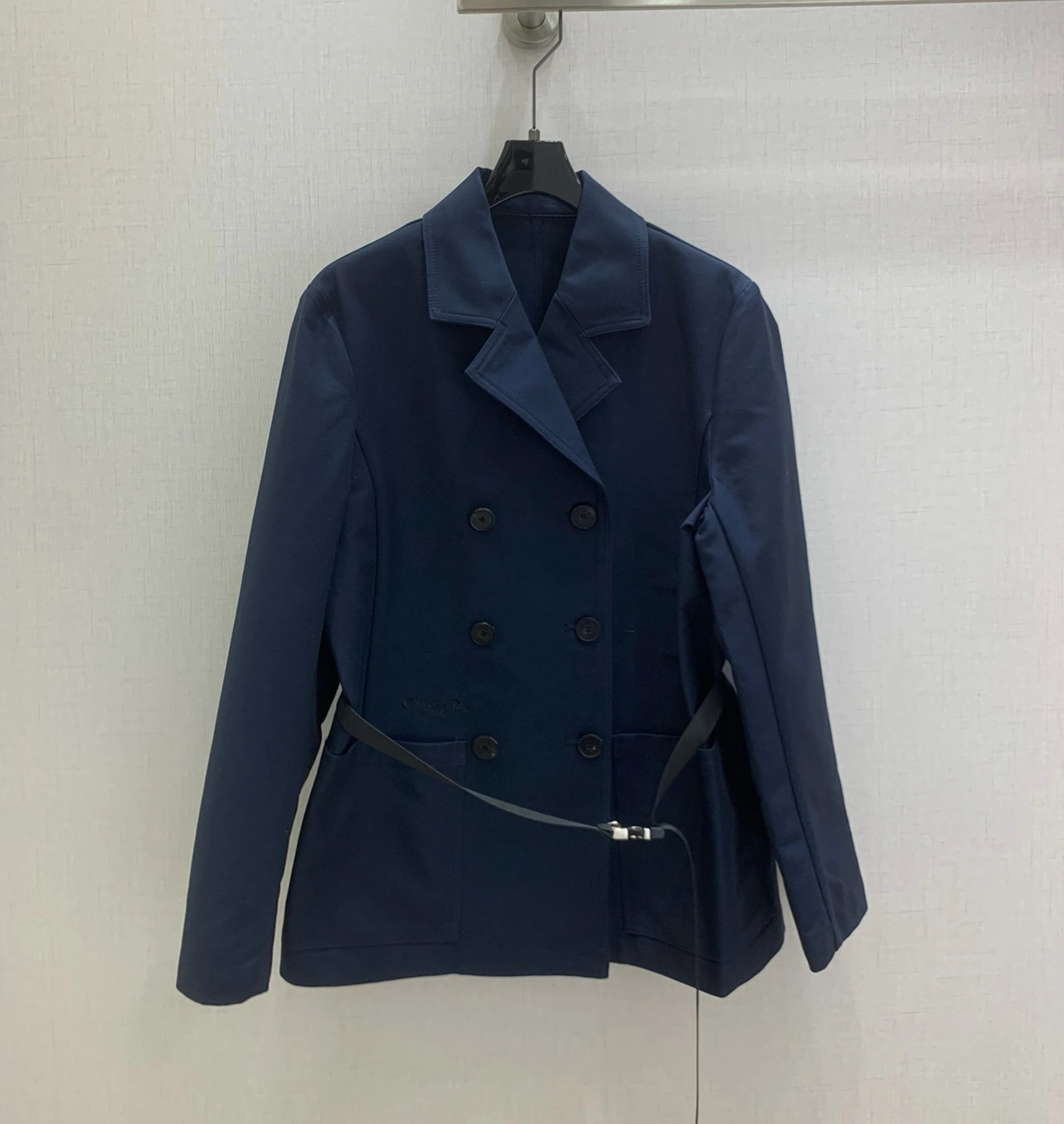 Two colors strongly recommend D family's autumn and winter new style lapel double row buckle belt jacket for women! The classic design with British style temperament is exquisite and capable on the upper body, and can be matched freely! Customized imported fabrics are crisp, stylish, and exude a sense of luxury