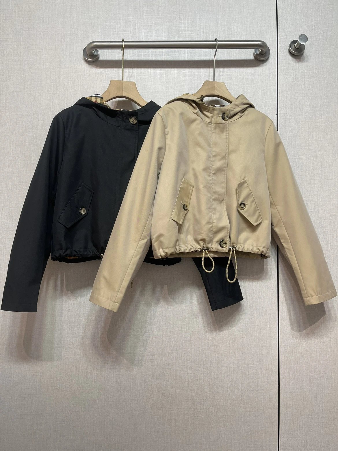 Two-Tone BUR Short Trench Coat in Gabardine [Best-Selling Icon, Flagship Masterpiece] A Classic Trench Coat Meant to Be Passed Down for Generations — Undisputed Top-Tier Quality on the Market! Drawstring Waist Short Trench Coat! Bestselling Trench Alert!!! The Long-Awaited BUR Flagship Piece Outclasses Every Version on the Market — They're Simply Not in the Same League