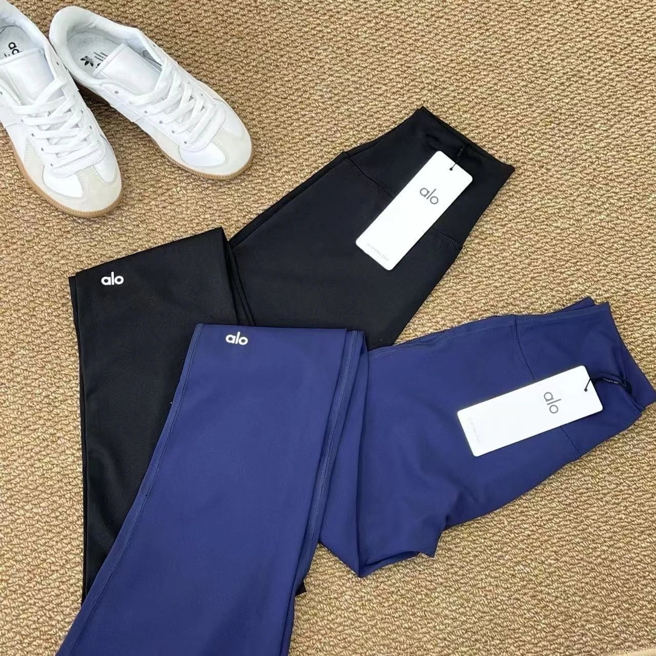 Trumpet yoga pants in navy blue
