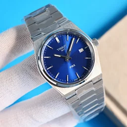 thumbnail for 原单现货‼‼最新款，最新款。 表盘中运用了清新明快的浅蓝色，这抹蓝象征着记忆里的晴天，如青春般美好。搭载清新的淡蓝色表盘与精钢表带，将经典设计与浪漫气息相结合，优雅活泼，颇具灵动气息。男款40m