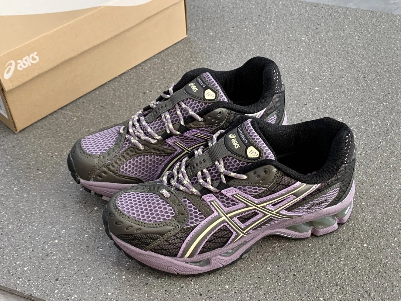 Vandy The Pink x Asics GEL-Nimbus 10.1 舒适百搭复古跑步鞋 偏小一码 透气不闷脚，搭配金属银色材质，双密度EVA中底搭配后跟GEL胶，缓震性能出色，走路脚感柔软