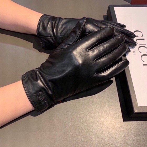 2020 exclusive debut of touch screen gloves Gucci Gucci couple style