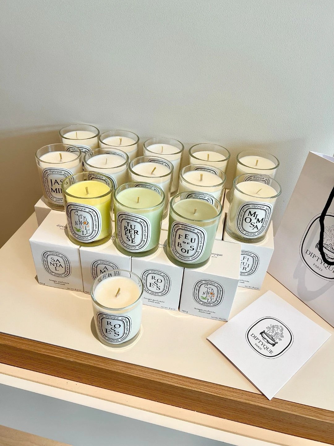 I have kept dozens of French Diptyque aromatherapy candles in my collection!! Super Good Smell, Super Good Smell. Those who have bought candles and cars before, I believe you will all buy them with your eyes closed this time
