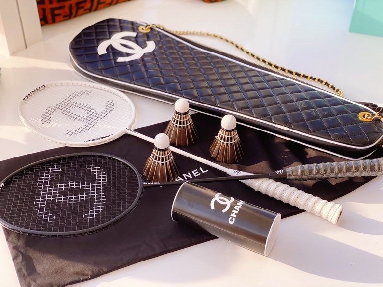CHANEL&Chanel badminton racket 🏸 Exclusive source of goods! High end customization! The material is made of high-quality carbon fiber! The hardness of the racket is moderate! Super durable feather racket line!
