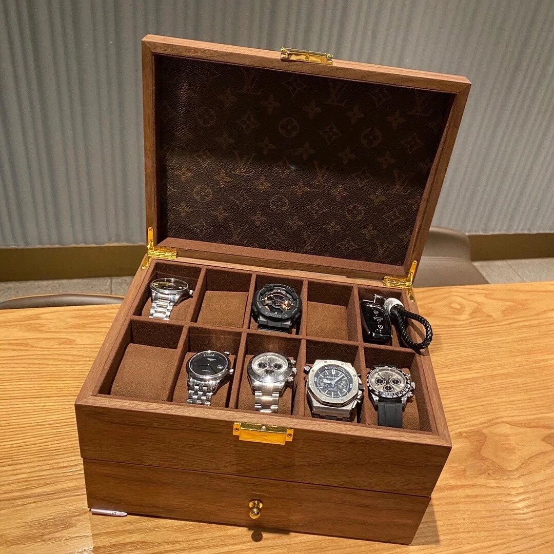 Second-hand series of old-fashioned leather watch boxes. Solid wood is carefully polished. The upper and lower layers can be used to place jewelry, watches, and jewelry. The three-purpose jewelry box greatly improves the storage effect. It is luxurious yet low-key. Size: 34 x 21 x 13 cm