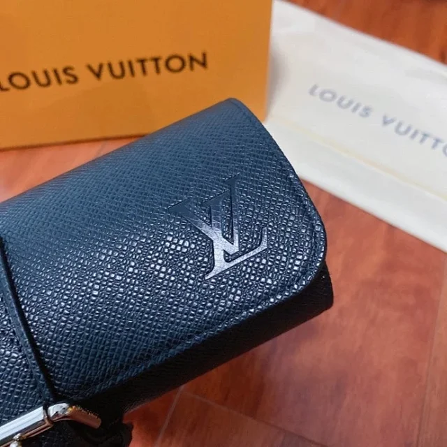 Louis Vuitton Watches Roll-up watch storage case with buckle closure product detail image 12