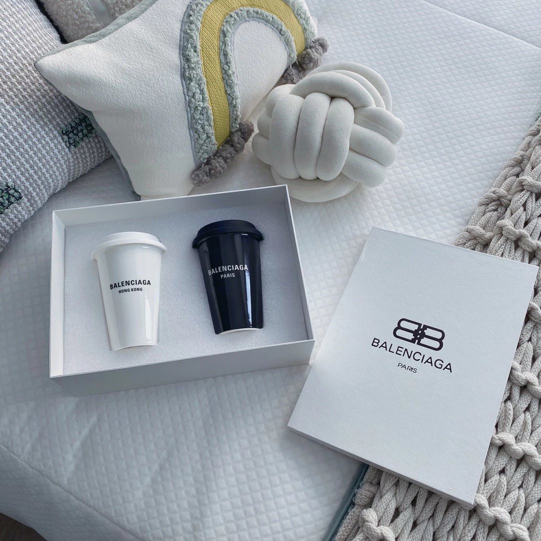 BALENCIAGA Paris family limited models flash coffee cups large capacity ceramic coffee cups, drinking water should also be a sense of ceremony, foreign trade original single limited edition, only flash sale in Thailand, the cup body feel nice texture good There is a certain amount of weight The cup body is very thick ceramic materials