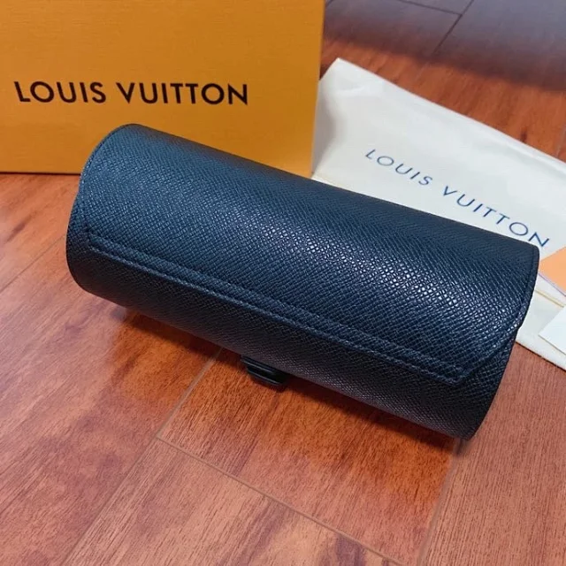 Louis Vuitton Watches Roll-up watch storage case with buckle closure product detail image 11