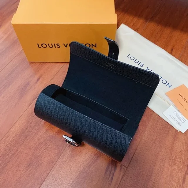 Louis Vuitton Watches Roll-up watch storage case with buckle closure product detail image 14