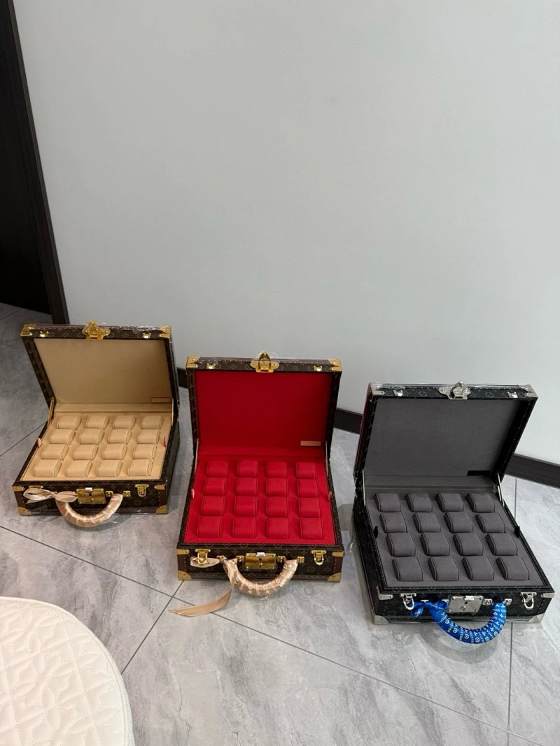 Louis Vuitton L 16 Monogram . -40 33 16cm