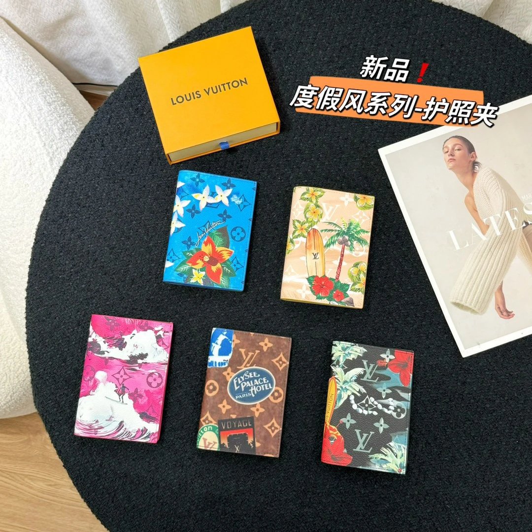 ❗ New products ❗ Trendy Brand Vacation Style Series - Passport Clip This passport cover is made of Damier Graphite canvas, presenting the majestic posture of exotic beasts with elegant colors and passport seal patterns