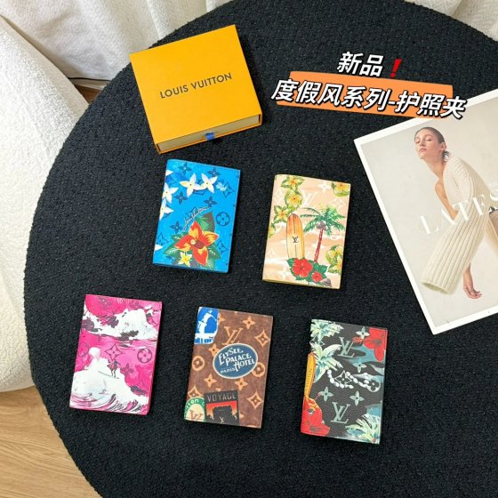❗ New products ❗ Trendy Brand Vacation Style Series - Passport Clip This passport cover is made of Damier Graphite canvas, presenting the majestic posture of exotic beasts with elegant colors and passport seal patterns