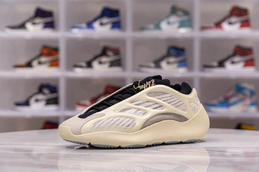 YEEZY 700 V3 Azael Low Sneaker