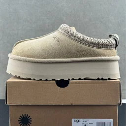 thumbnail for Snow boots and cotton shoes WhatsApp: +86 13055698157 For more styles, please see link 2: https: k.youshop10.com 4GSvOhlN