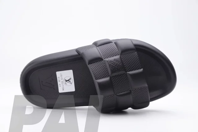 Louis Vuitton Sandals Pool slide mules with monogram strap product detail image 12
