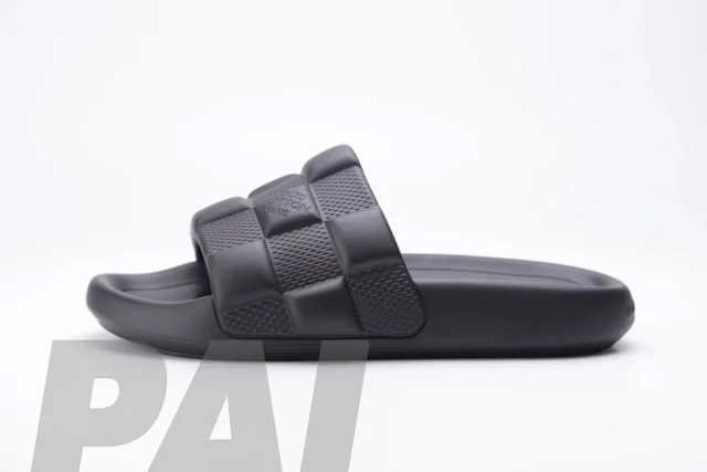 Louis Vuitton Sandals Pool slide mules with monogram strap product detail image 10