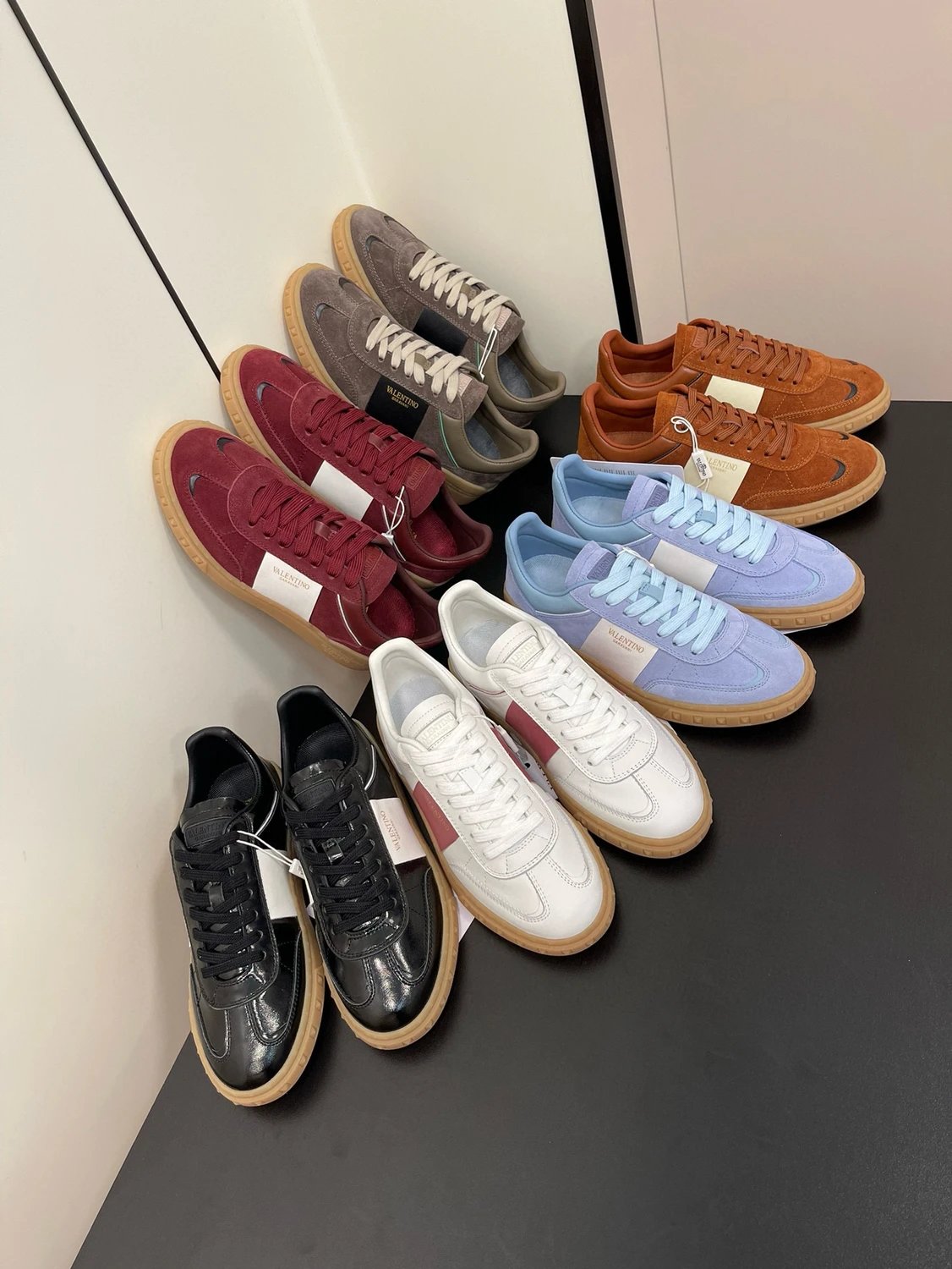 【代购级】VLTN Valentino 华伦天奴V家UPVILLAGE GARAVANI UPVILLAGE小牛皮运动鞋牛皮饰带 鞋舌情侣款 休闲 运动鞋女鞋履