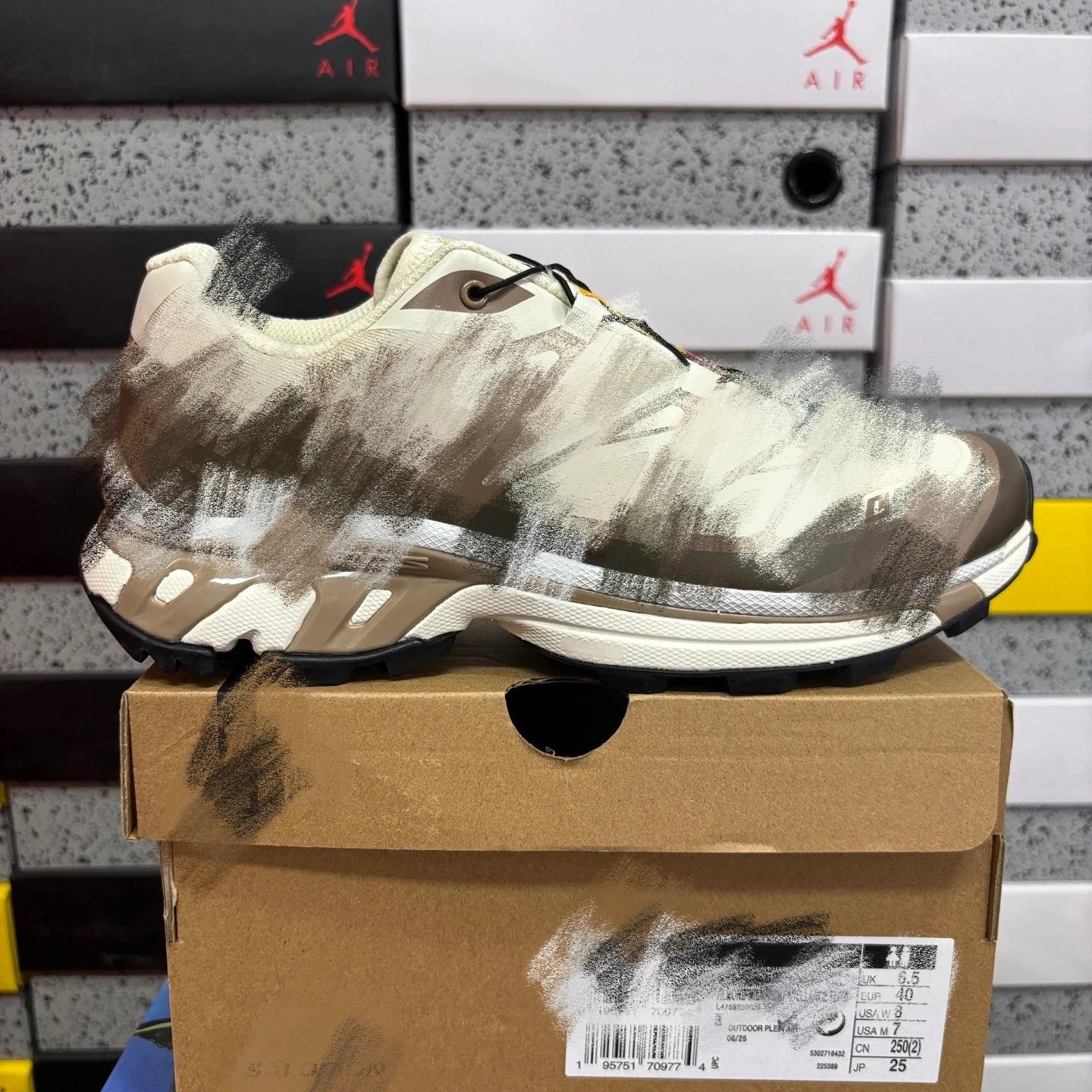 475822 26 White Brown