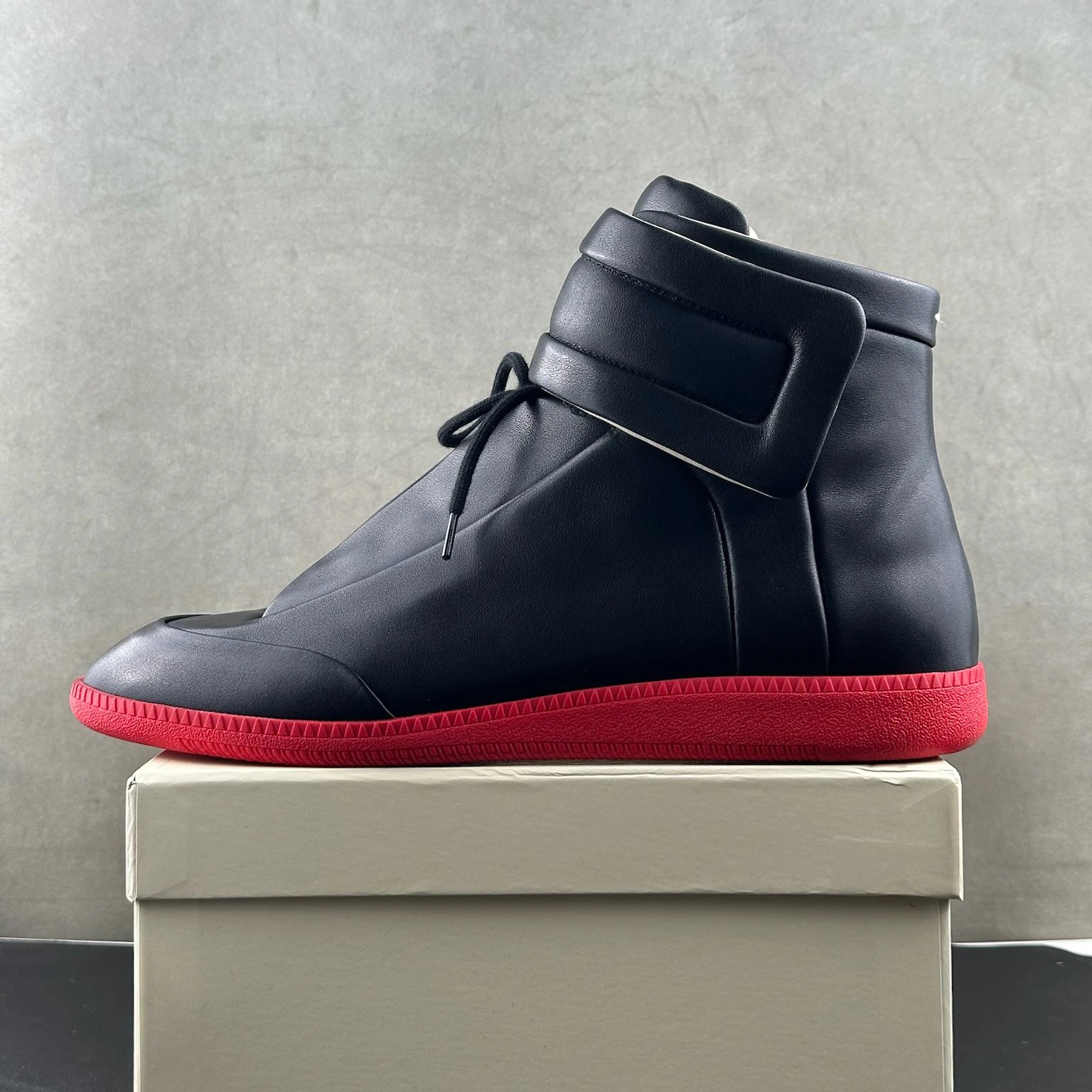 Black and red background (customized version takes 10 days to ship)