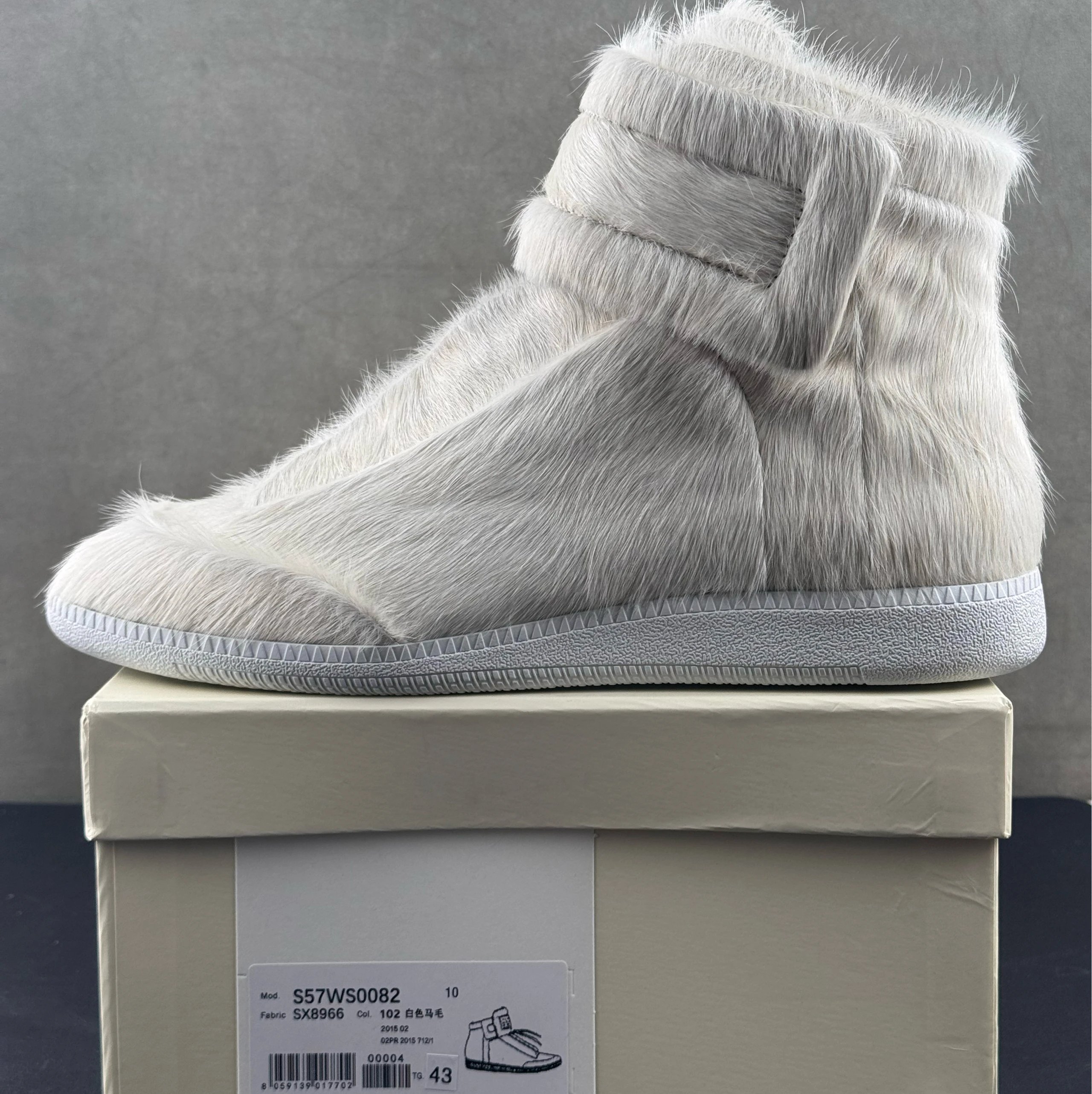 White horsehair high top (customized for about 10 days), random yellow spots on the upper, do not take photos if you care