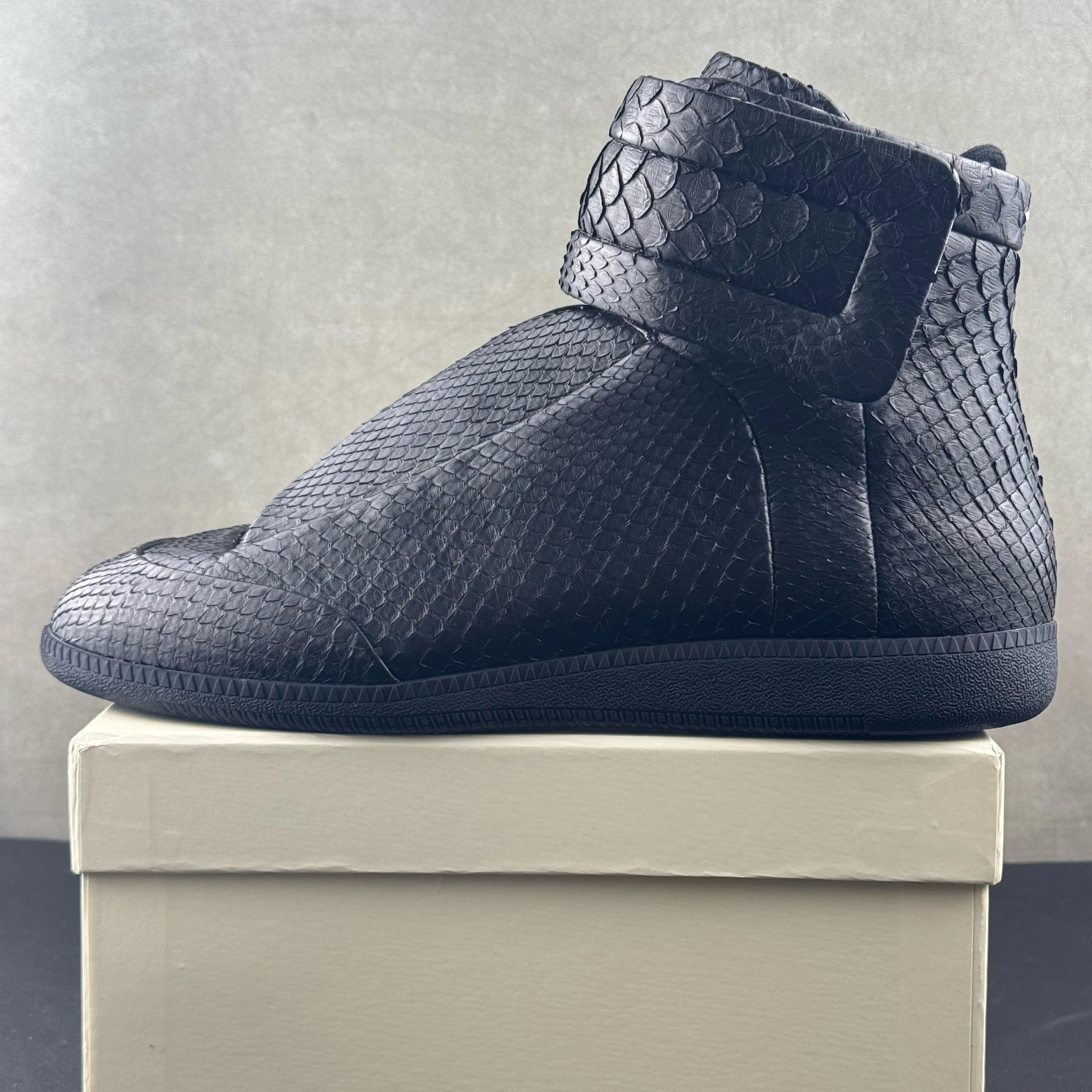 Black snake skin (customized for 15 days, no returns or exchanges supported)