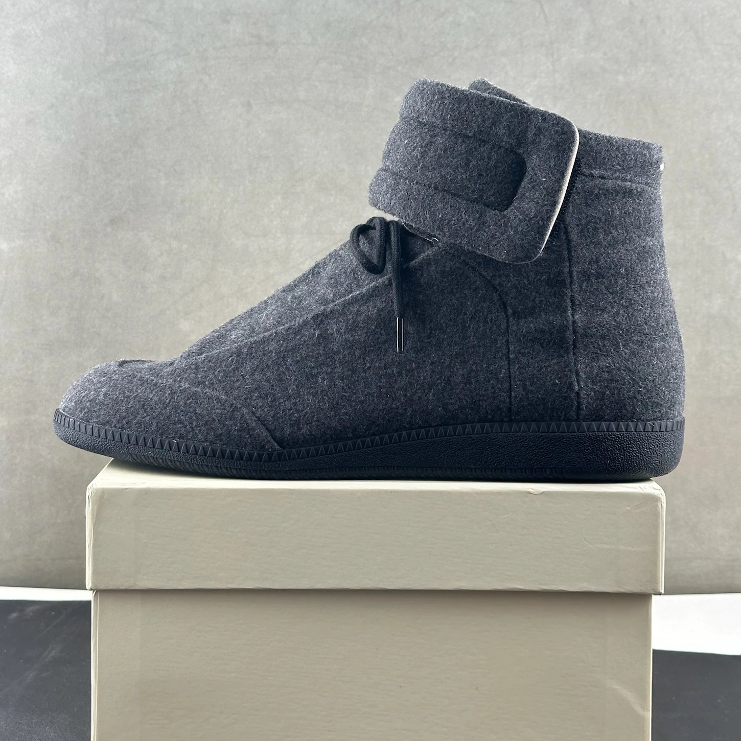 Grey sticky fur high top (customized version requires 10 days for shipping)