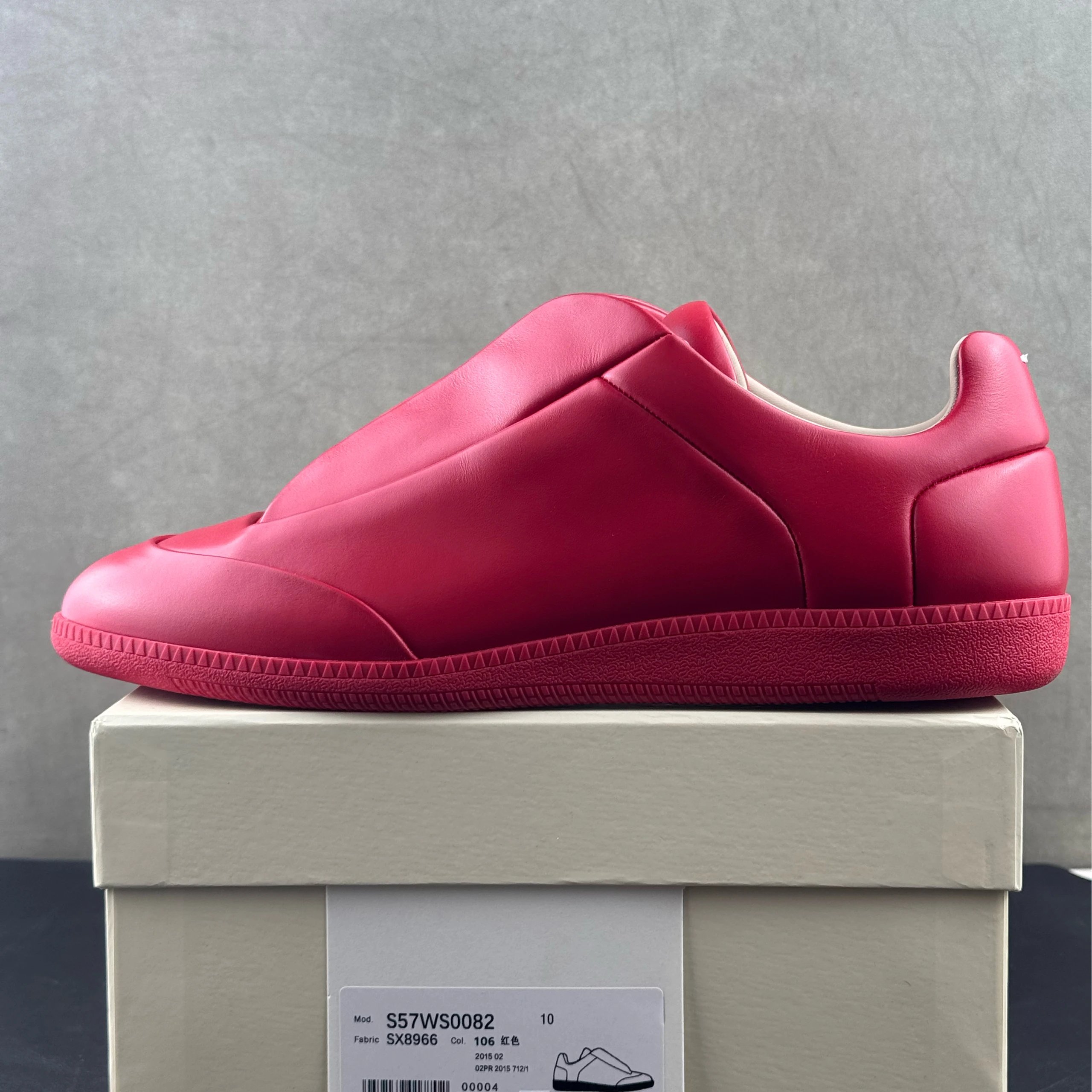 Red low cut (customized items require 10 days for shipping)
