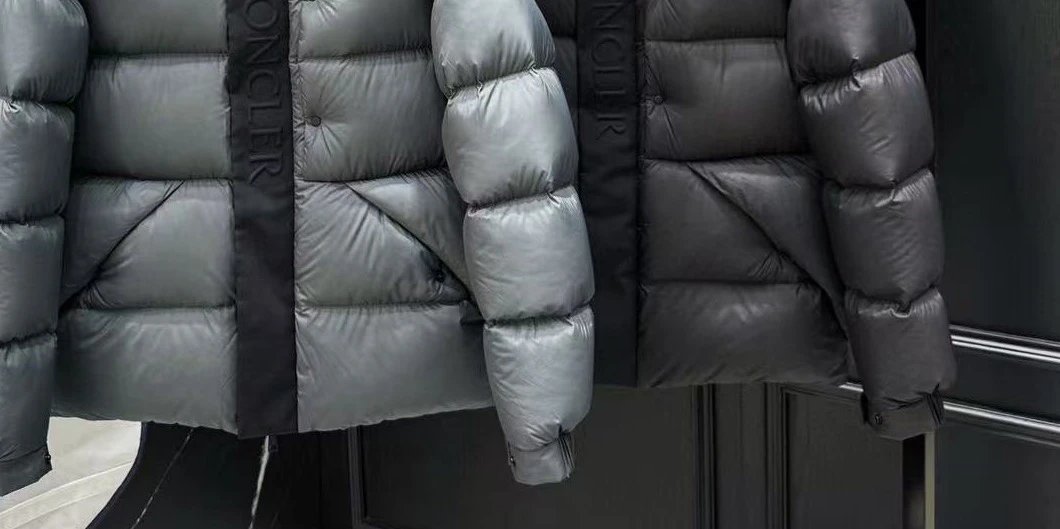 TOP 5968192L 尺码标在领子里面 右侧区域