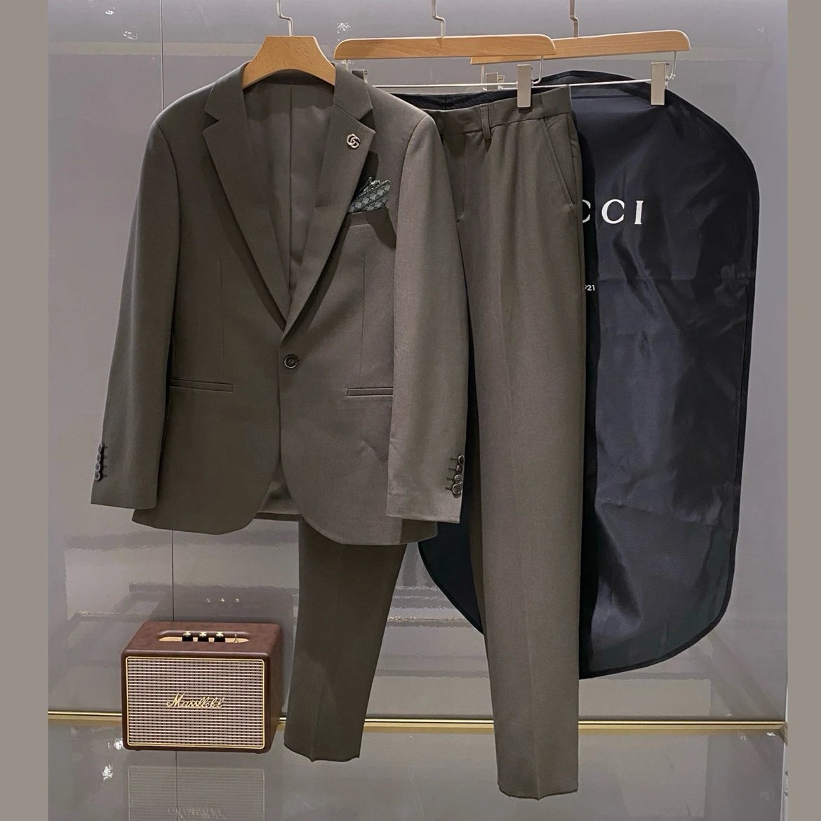 GU original factory channel order! Soft and delicate fabric, ergonomic cutting, classic metal GG brooch, pocket towel decoration, men's high-end suit jacket/trousers casual pants set for men