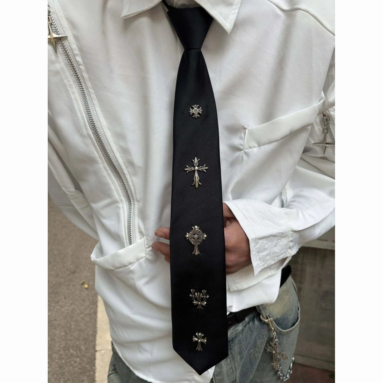 Metal style decorative tie