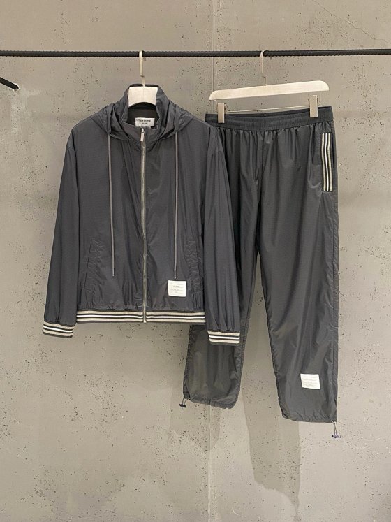 Spring 🆕 Th * m Brow * e zipper hooded jacket+casual sports pants( 🉑 Apart from being classic, it also adds a sense of fashion that keeps up with the times, making it the best choice for stylish men and women A complete set of matching is more fashionable