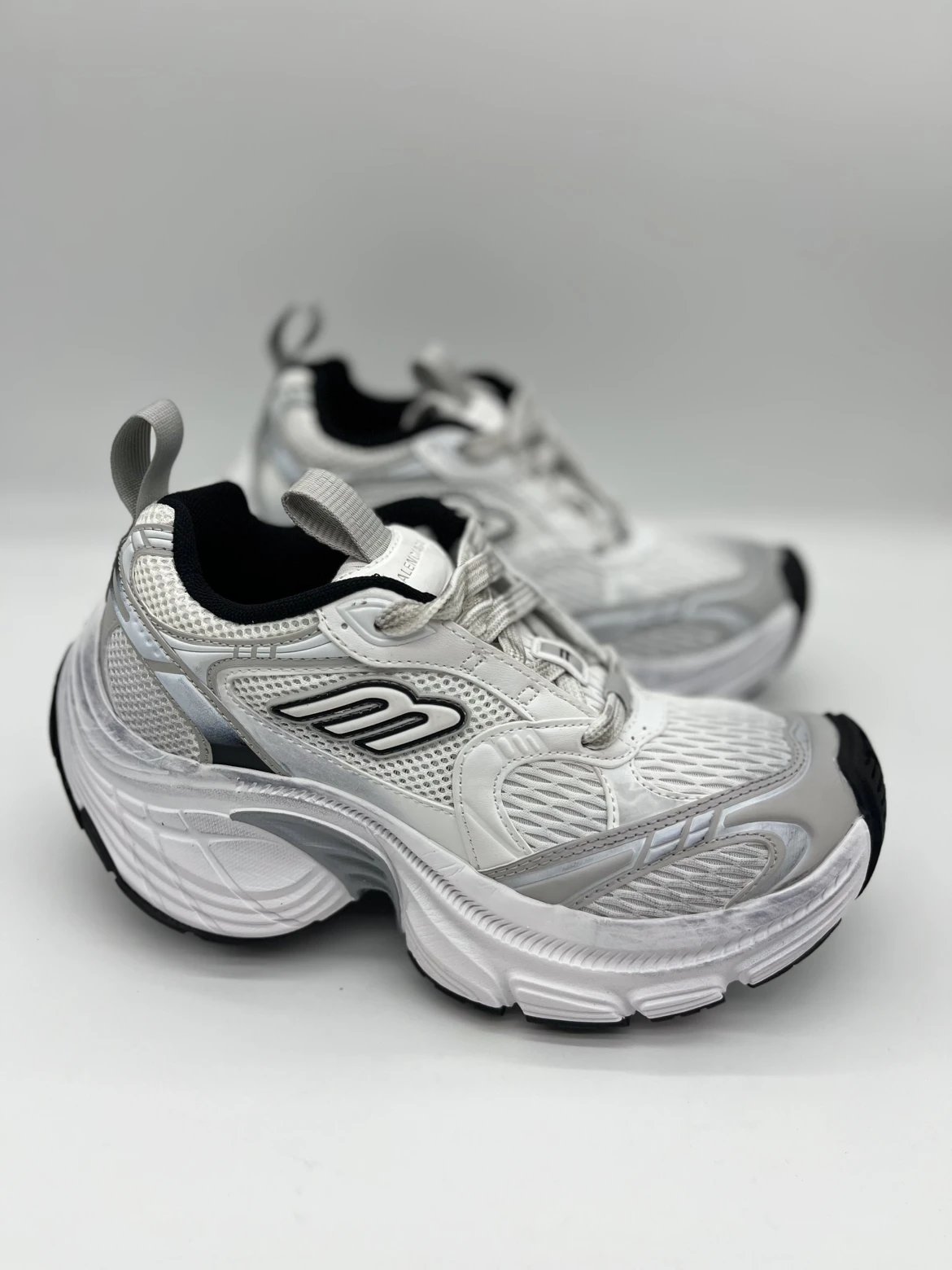 Paris 10XL Canvas Low-Top Sneaker
