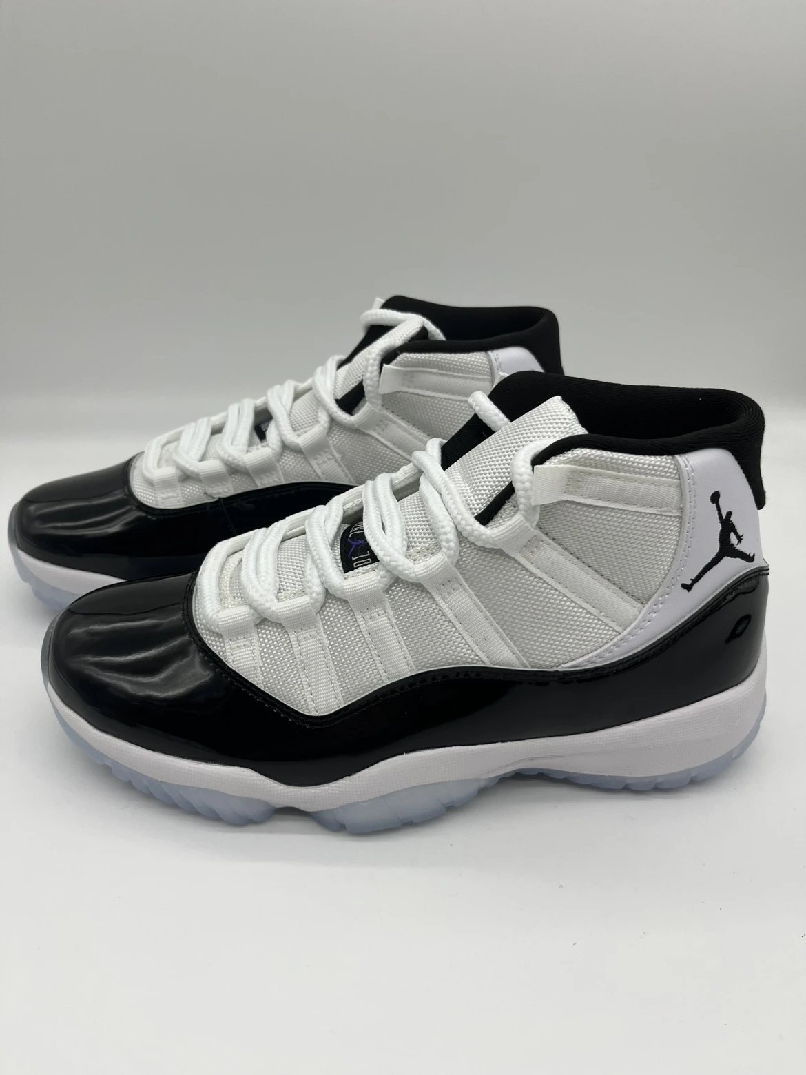 Air Jordan 11 OG Black White