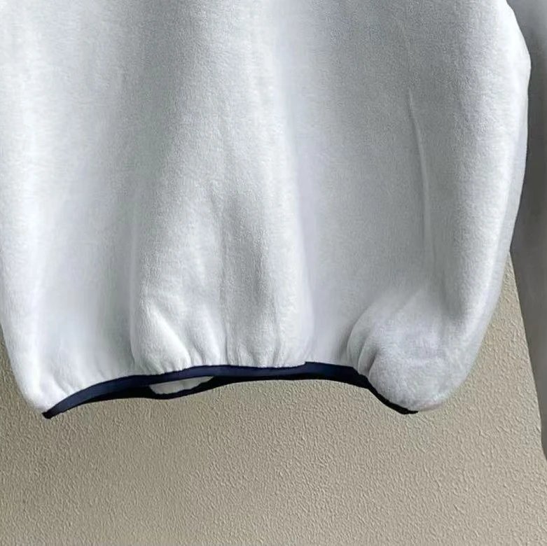 灰白色 grey white