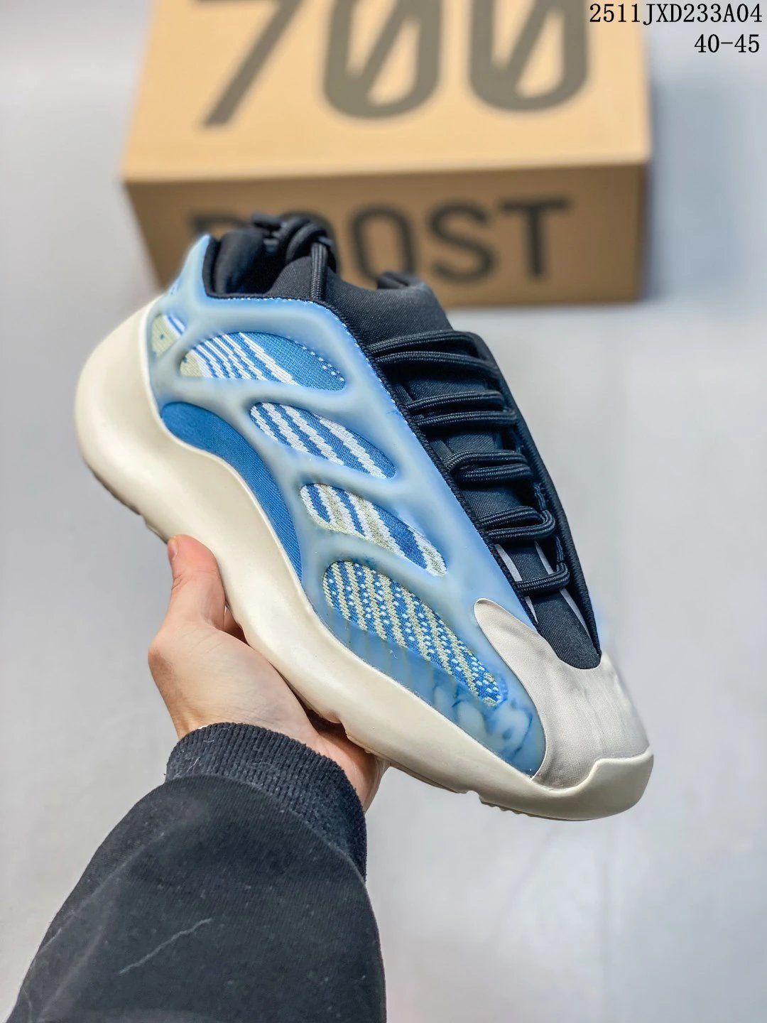 YZ Shoes 700