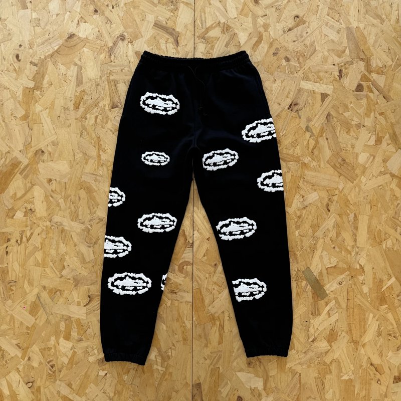 DENIM TEARS X CRTZ COTTON WREATH OPEN HEM SWEATPANTS-BLACK 白恶魔岛印花 黑色面料 直筒裤 DT-48