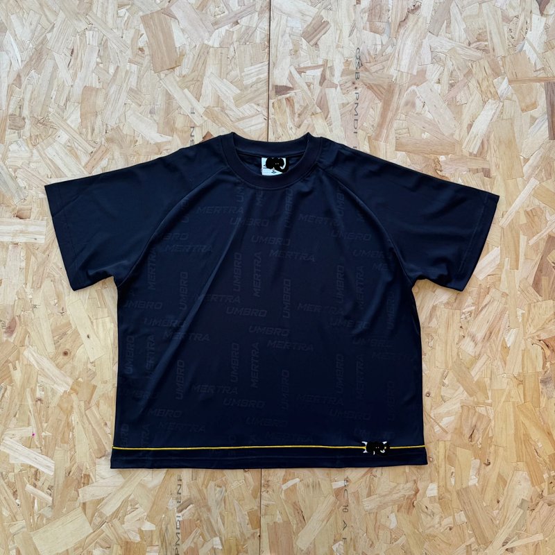 cny Mertra x Umbro TRAINING TOP-BLACK 联名下摆线条绣花 满印印花 黑色短袖 M-35