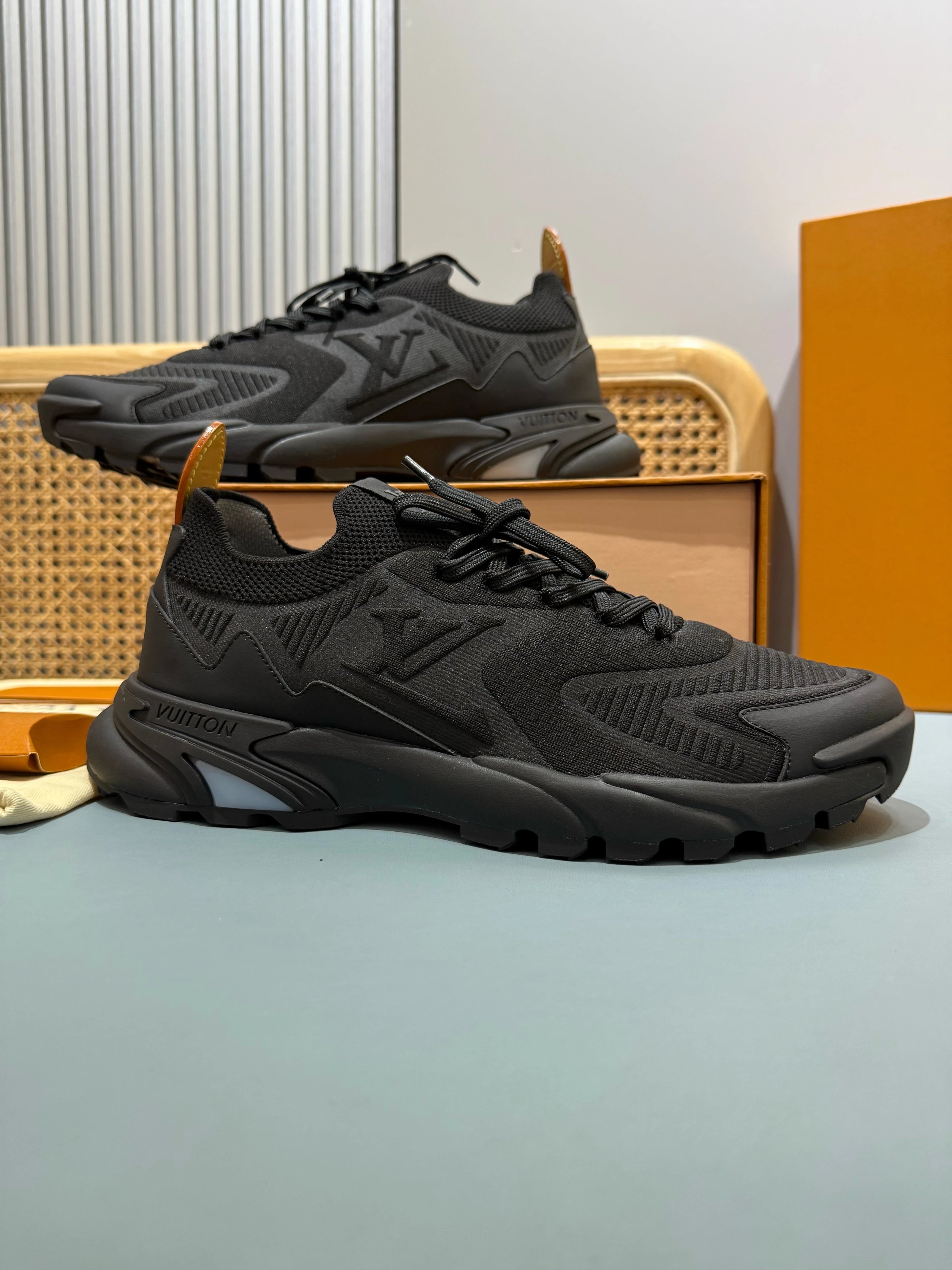 Louis vuitton Sneakers Run Away