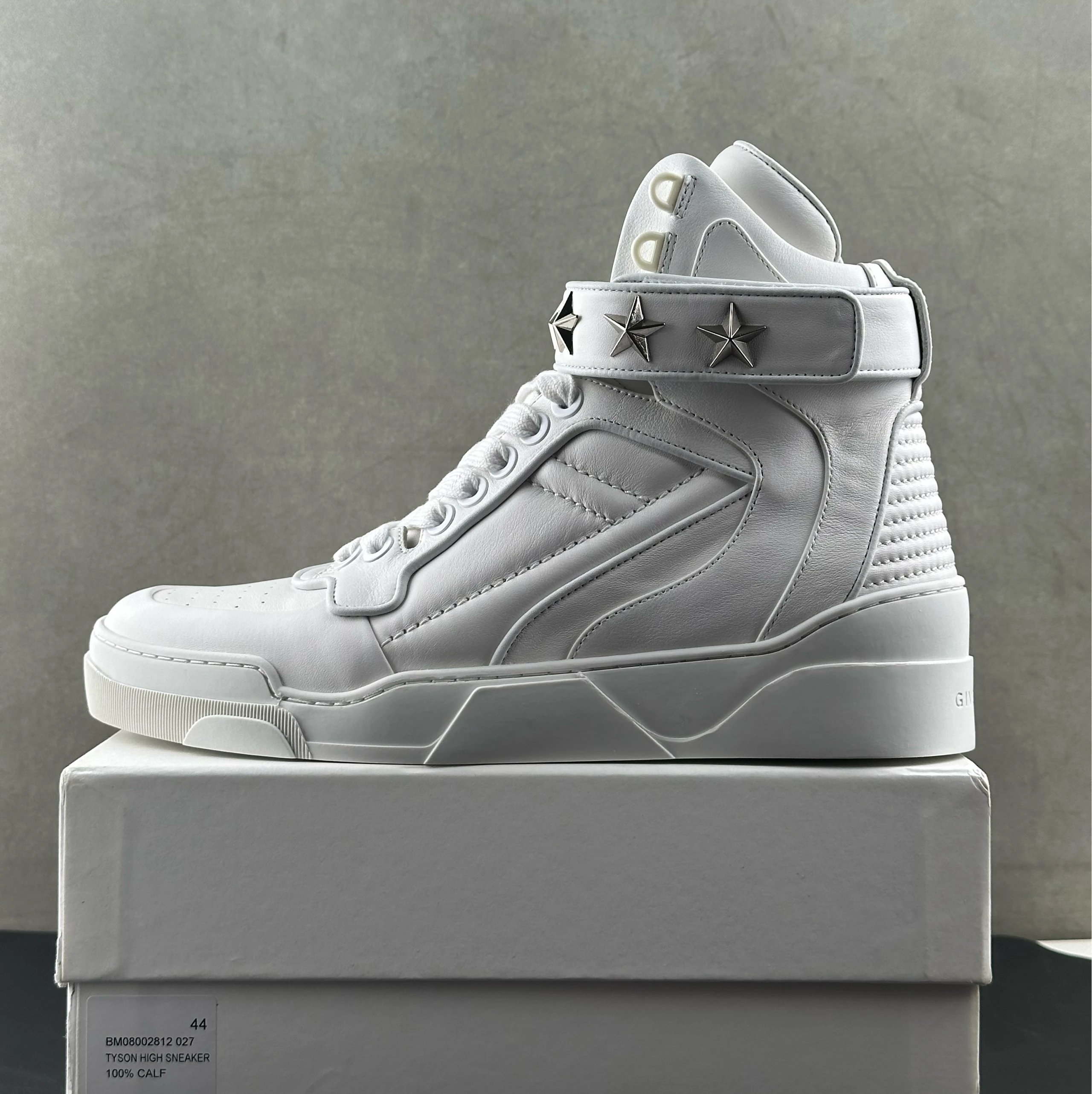 Pure white (customized version takes 10 days to ship)