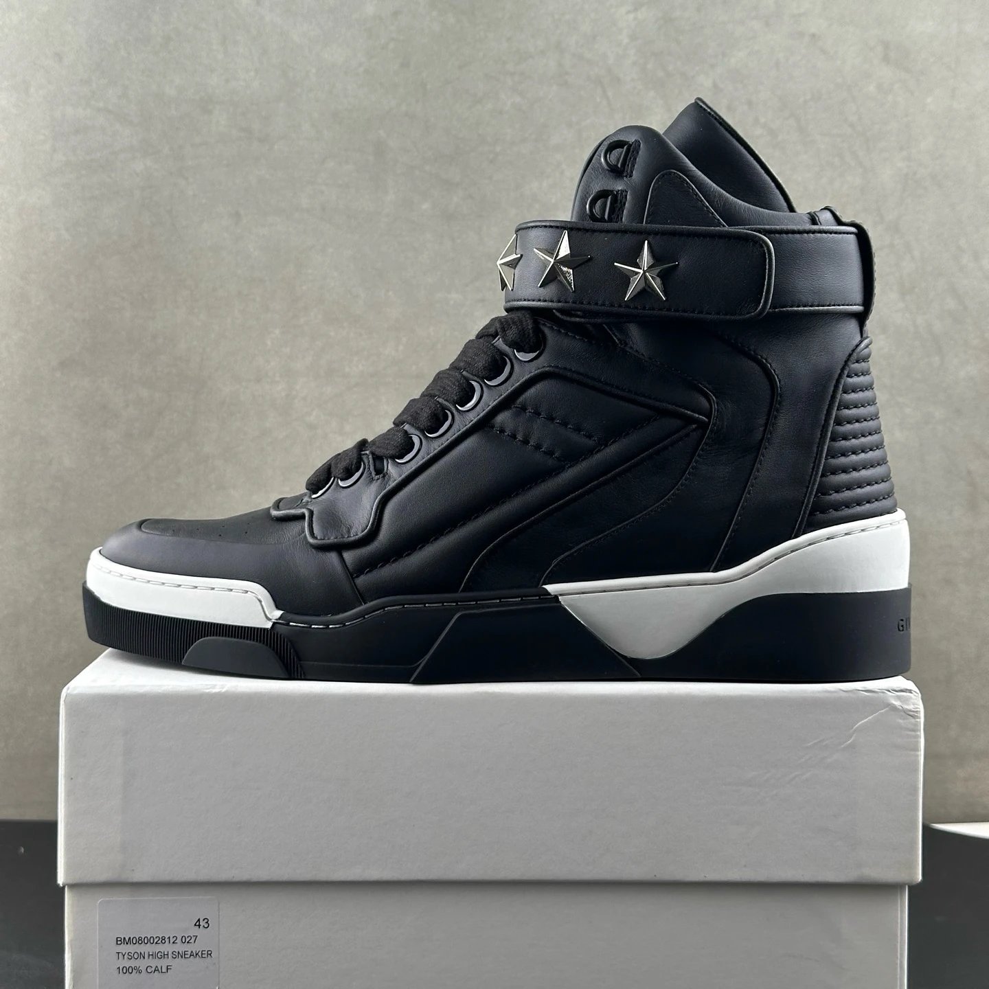 Black (customized version takes 10 days to ship)