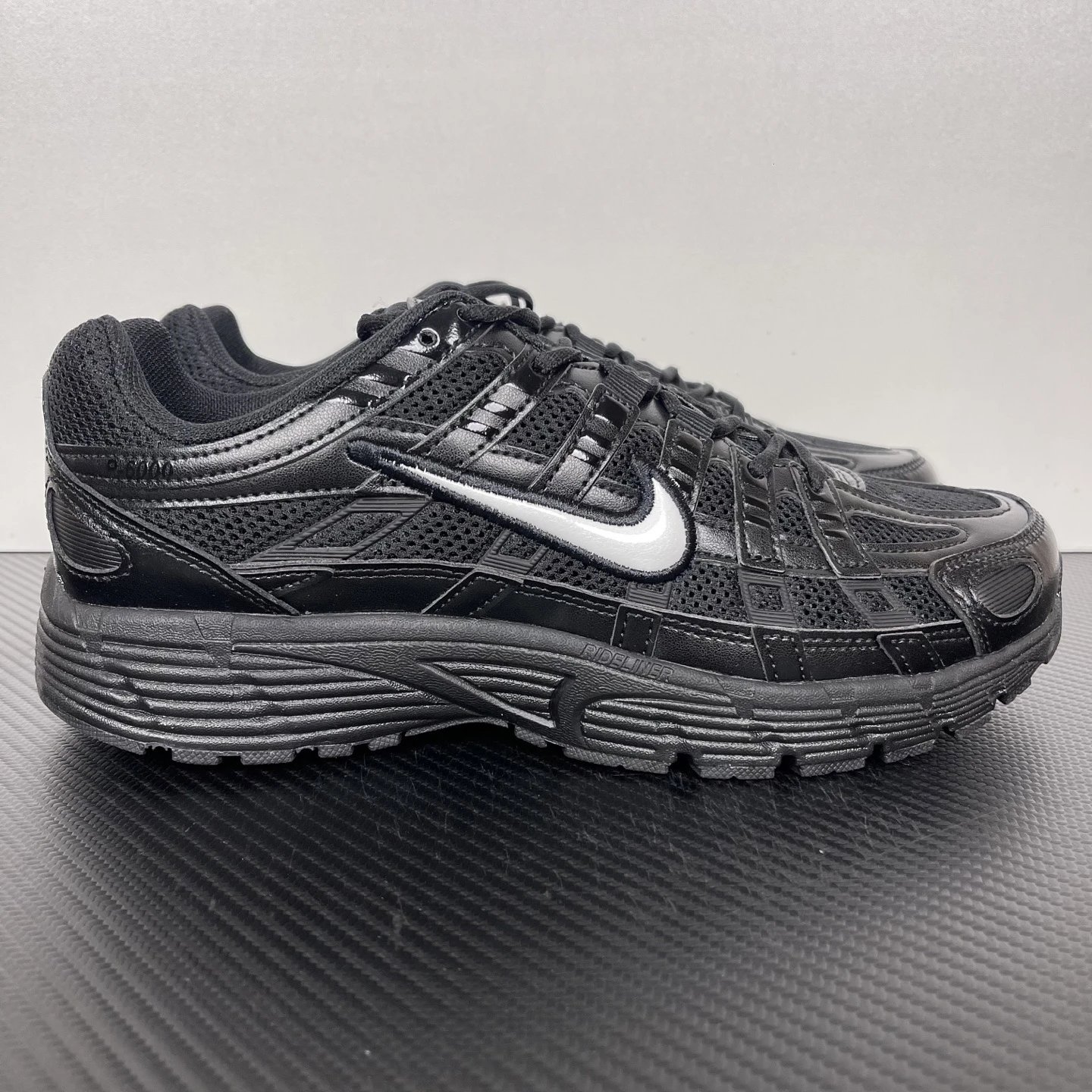 Black and white HF1052-010