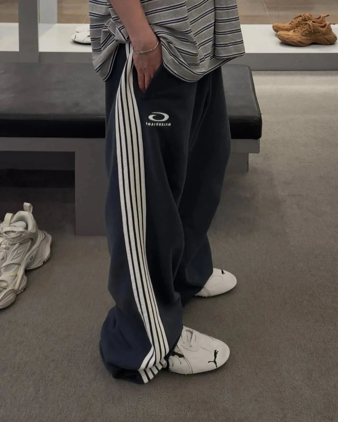 The second batch of gambling dog style stock 400g weight produced by Keda Duck follows the original Tajima embroidery independent Bla25 navy blue stripe straight and simple knitted sports pants