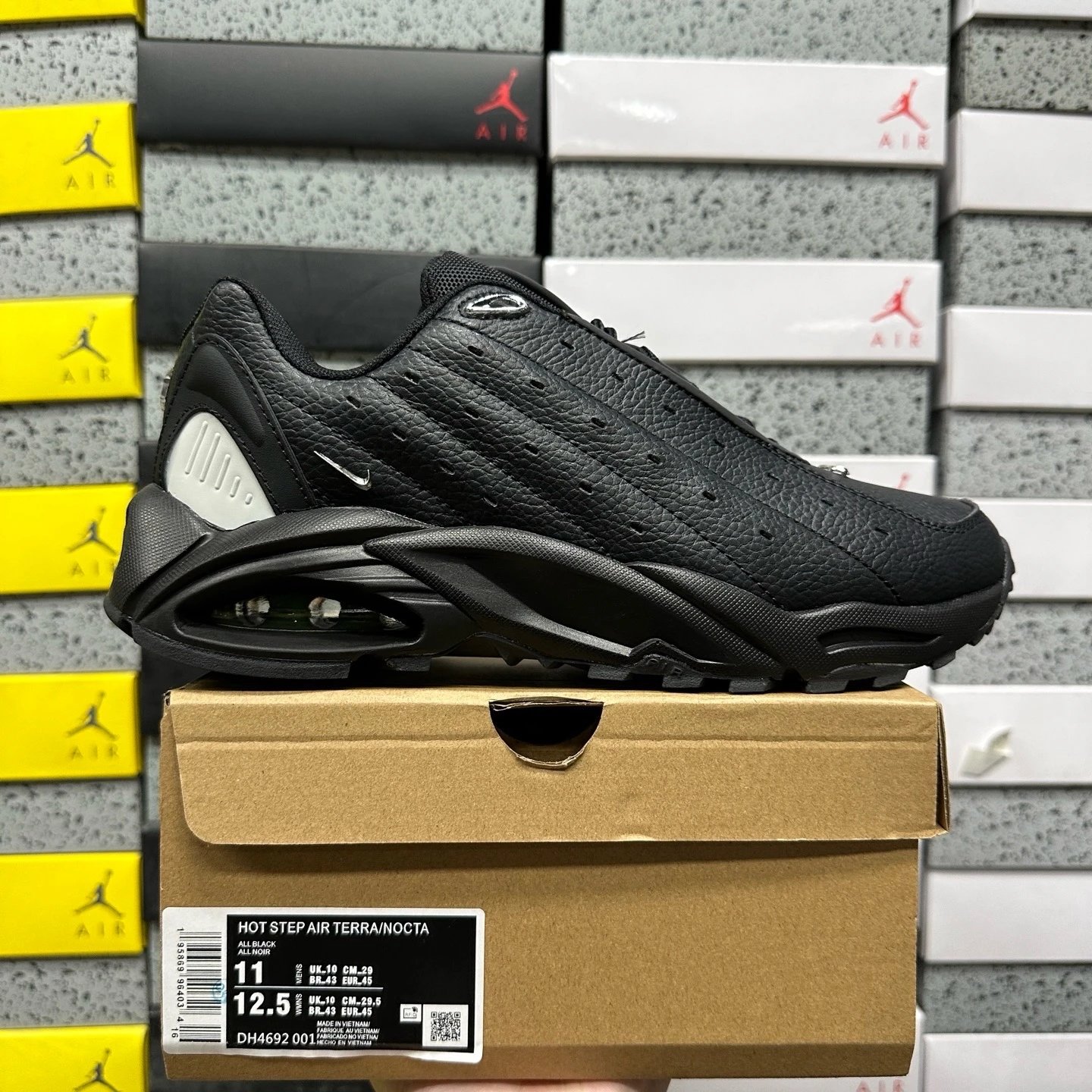 All black DH4692-001