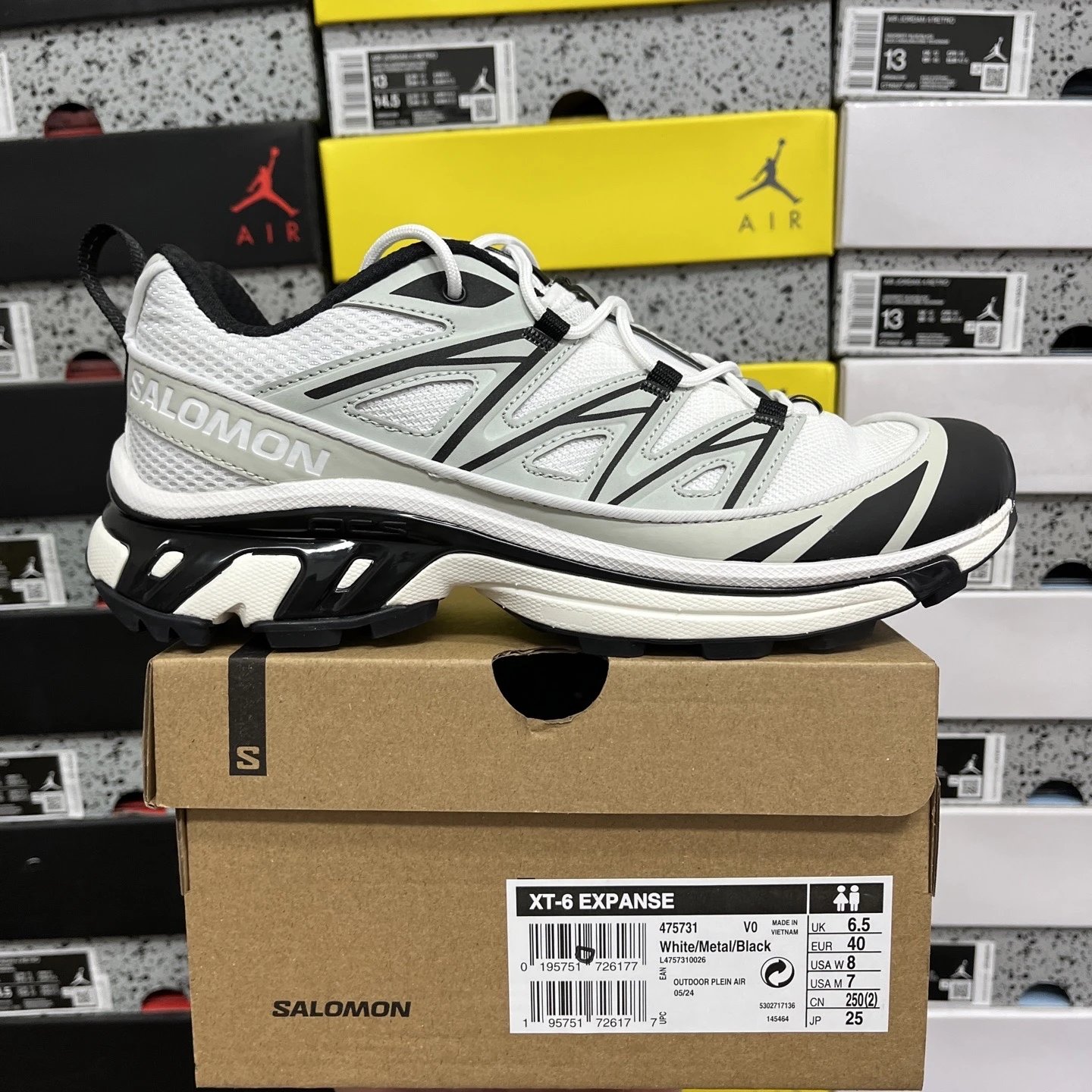 475731 White Gray