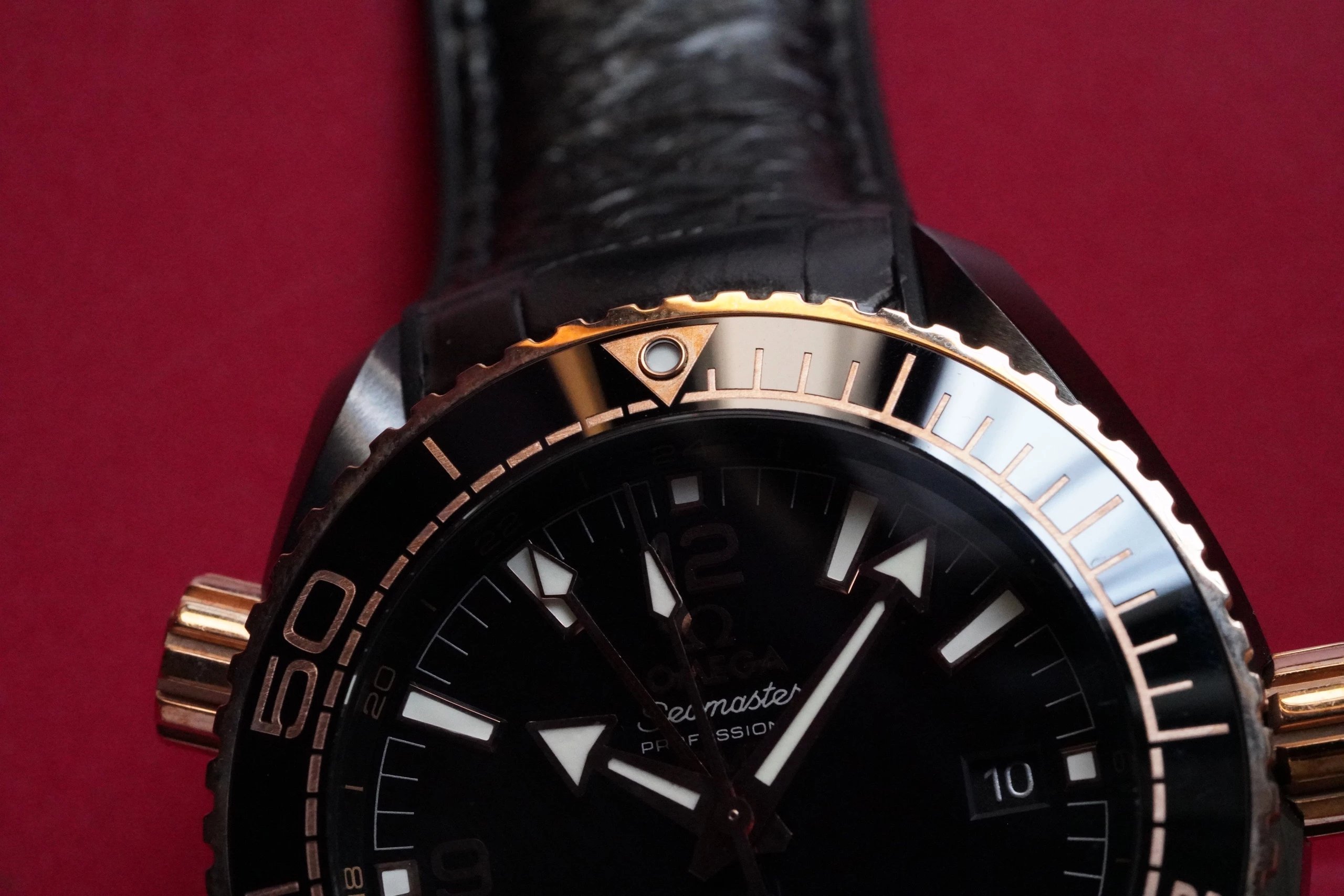 VS欧家全黑陶瓷海洋宇宙600米“深海之黑”防划痕不怕旧天然橡胶带机械男表三联实拍黑色的抛光陶瓷表盘上，时针、分针、秒针、GMT指针四针同轴，指针和小时刻度皆由白色18K金打造