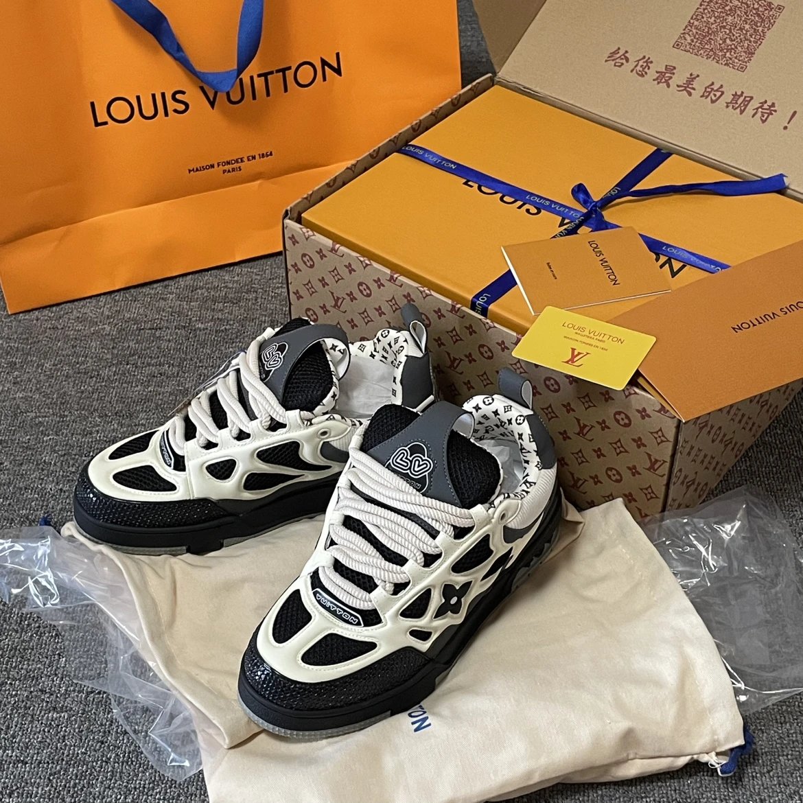 Real Photos, What You See Is What You Get, In Stock & Continuously Restocked, Wide-Fit Premium Edition ST Series Four-Leaf Clover Pattern, Black/White/Grey, Top-Layer Stitched Mesh Upper, Air Glue Technology (Includes: Rigid Box, Carry Bag, Card)