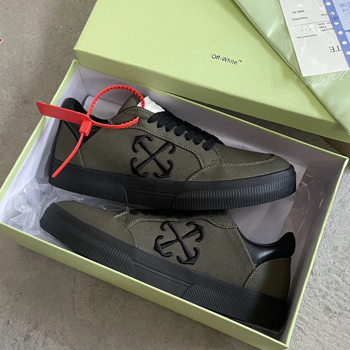 How many pairs of wide version OFW trendy shoes in sizes 40-46, military green canvas original packaging standard size