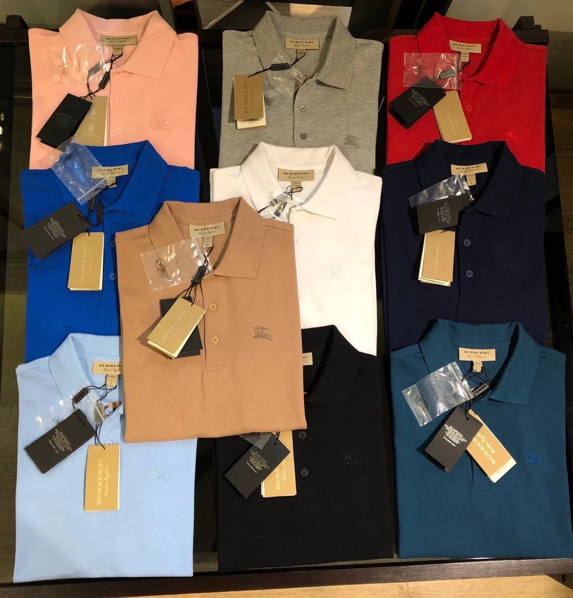 BUR counter evergreen model, original channel order! On sale on the official website for 190 euros, featuring classic warhorse embroidery paired with a checkered placket, men's polo shirt, T-shirt, and men's clothing