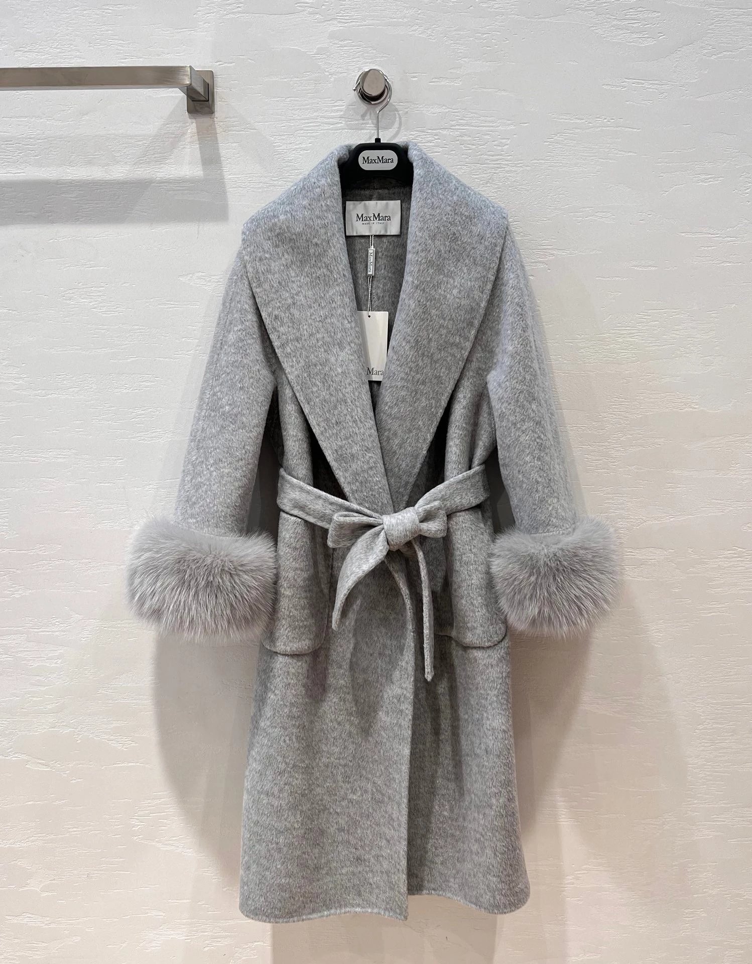 两色/白富美氛围/MAXMARA 22秋冬新品 山羊绒大V领气质长款大衣，羊绒大衣搭配袖口狐狸毛，大V领的设计+羊毛腰带，落肩版型上身超显瘦，百搭款不挑人穿，优雅知性名媛休闲风百搭任何造型！两色SML